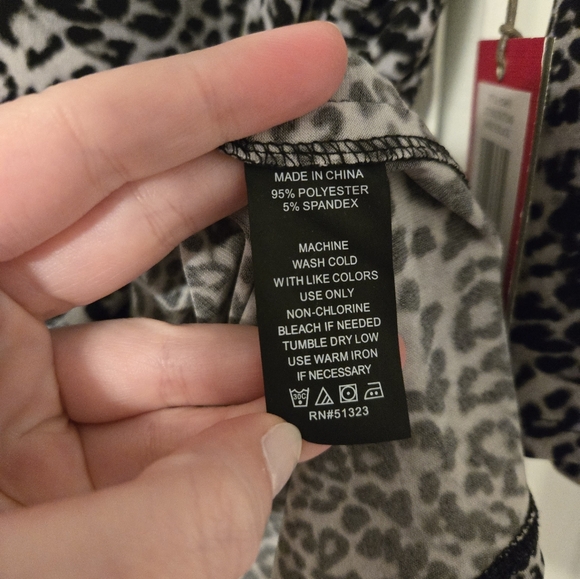 Vince Camuto Gray Leopard Print Top, Size 2X (NWT) - Picture 7 of 8